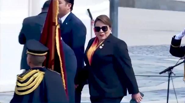 El look que lució la presidenta Xiomara Castro en la investidura de Bukele