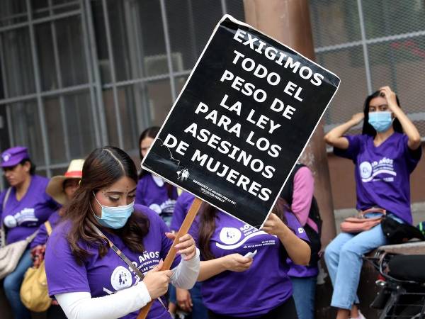 En el marco del Día de la Mujer Hondureña, un grupo de activistas por los derechos de la mujer se manifestaron con pancartas, flores y cruces blancas frente al Ministerio Público para exigir justicia para las víctimas de la violencia contra la mujer.