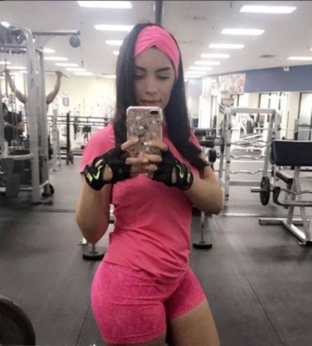 Las fotografías más sexys de la hondureña Fany Barber en el gimnasio