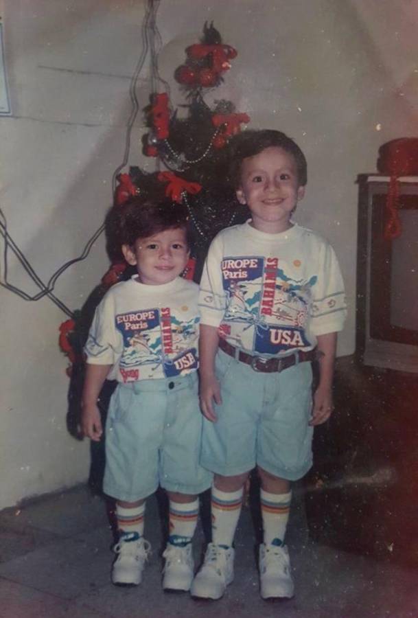 Chaco Funes junto a su hermano en sus primeros años de vida en la ciudad de San Pedro Sula.