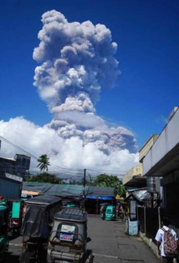 Se registra erupción en Filipinas; residentes son evacuados