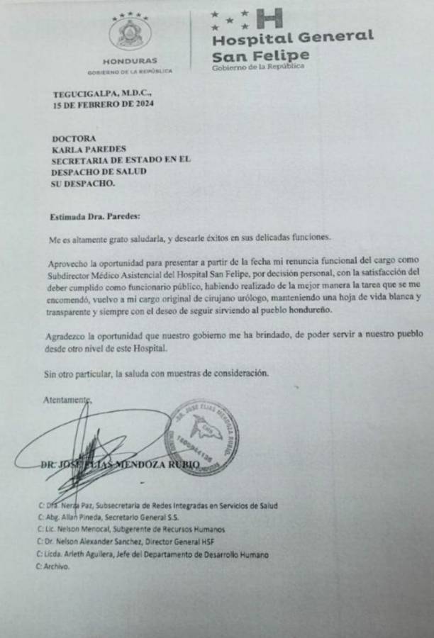 ¿Por qué renunció Elías Mendoza de su cargo como subdirector del Hospital San Felipe?