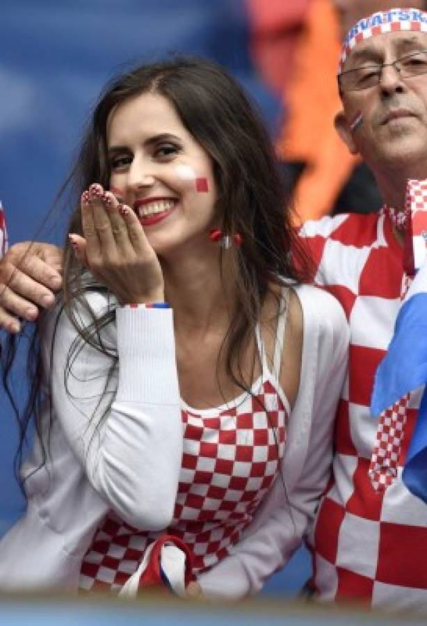 Sensualidad y belleza cautivan en la Eurocopa