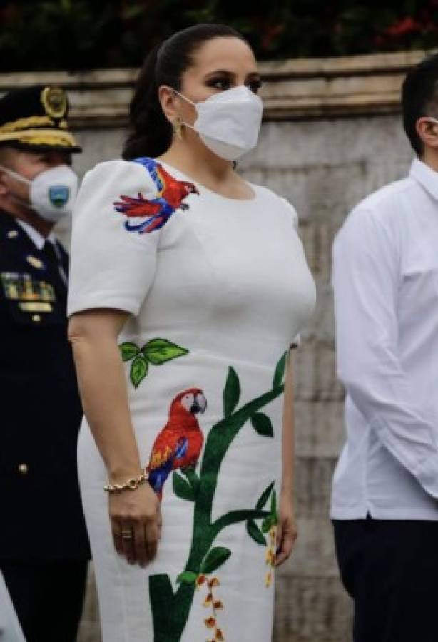 Artesanal y elegante vestido luce Ana García de Hernández en fiestas del Bicentenario  