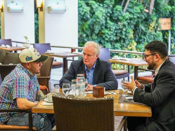 El senador demócrata estadounidense Chris Van Hollen (c), se reunió con el migrante deportado, Kilmar Ábrego García (i) en San Salvador.