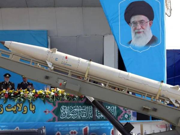 Irán presentó un misil balístico con un alcance de 1.200 kilómetros.