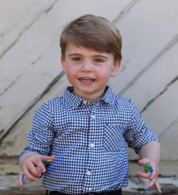 Príncipe Louis cumple 2 años y lo celebran con tiernas fotos