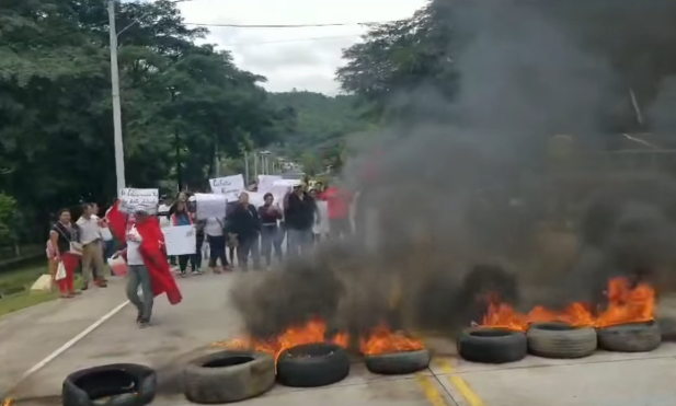 Con quema de llantas y cerrando el paso de la carretera que conduce de Danlí a Tegucigalpa, colectivos exigen la renuncia de Zepeda.