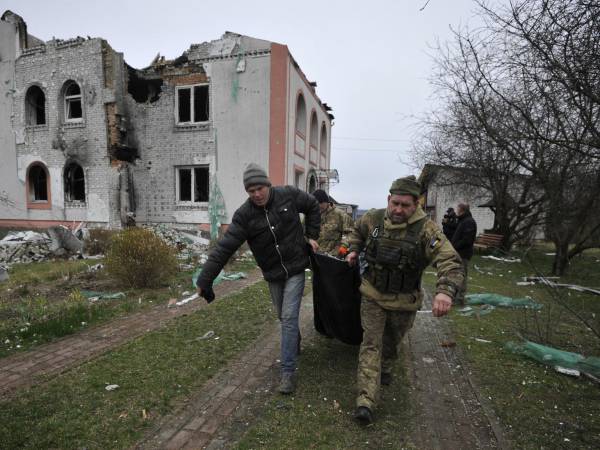 Los rescatistas llevan un cuerpo en el pueblo de Andriivka, región de Kiev.
