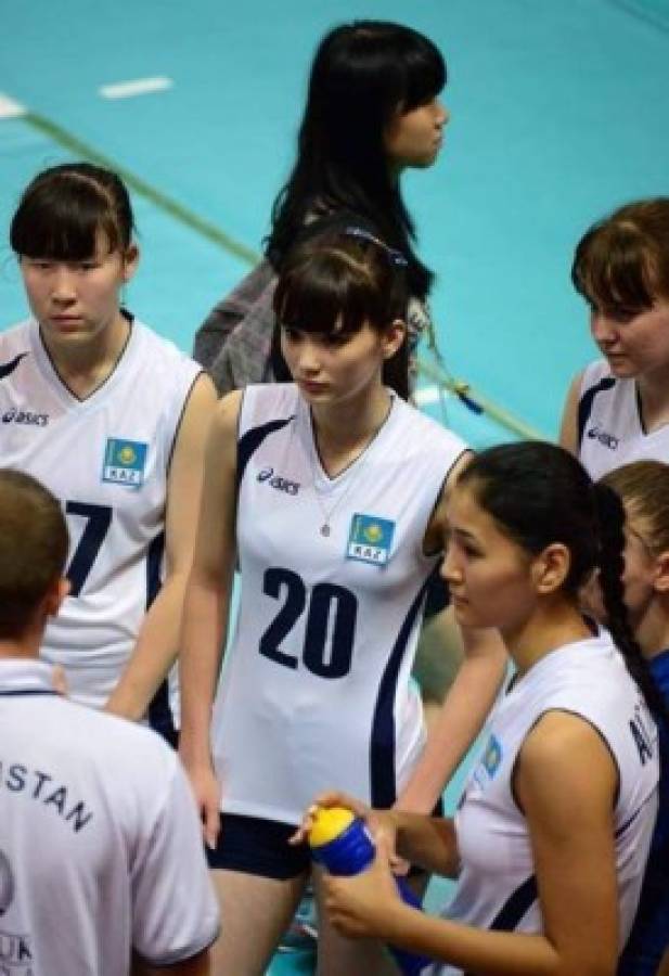 La joven demasiado hermosa que juega voleibol