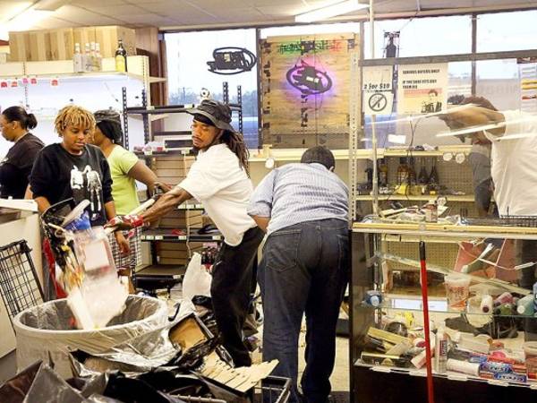 Varios negocios fueron saqueados por habitantes de la zona. (Fotos: AFP)