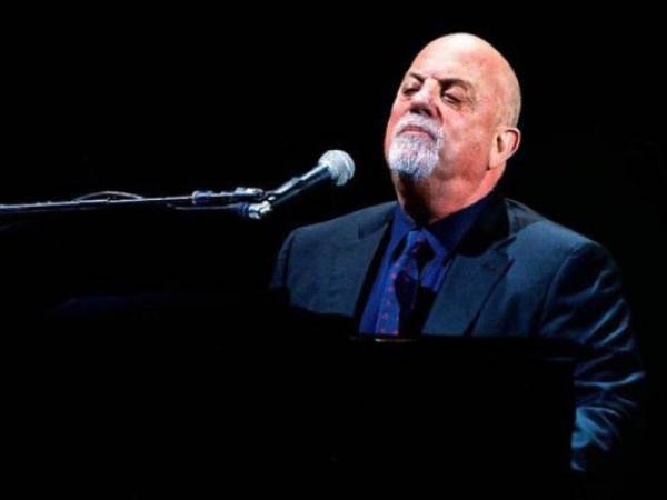 El cantante en su 65 concierto.