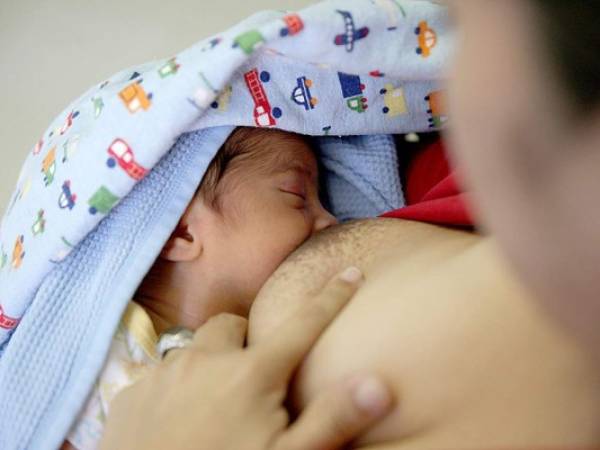 La mayoría de las mujeres hondureñas alimenta a sus hijos recién nacidos con leche materna.