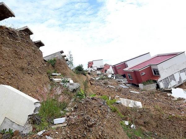 En la residencial Ciudad del Ángel no ha cesado el derrumbe que ya derribó varias casas. (Fotos: Antonio Mendoza)