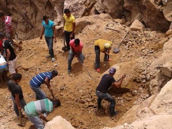 Con apoyo de la comunidad, autoridades y cuerpos de socorro continúan la búsqueda de los mineros soterrados en mina Cuculmeca de Choluteca.