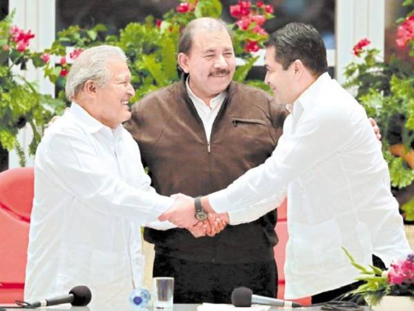 Los presidentes Juan Orlando Hernández, Daniel Ortega y Salvador Sánchez durante la reunión en Managua.