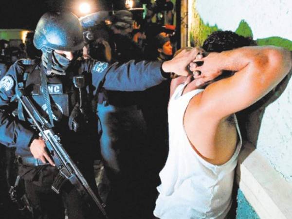 En El Salvador, el principal problema sería la pelea de territorio entre las maras y pandillas con las autoridades policiales, que han dejado decenas de muertos.