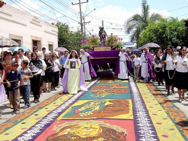La ciudad de Comayagua se convierte cada año en el epicentro de la fe de Honduras, donde cada Semana Santa se congregan miles de locales y visitantes para conmemorar la pasión y muerte de Jesucristo.