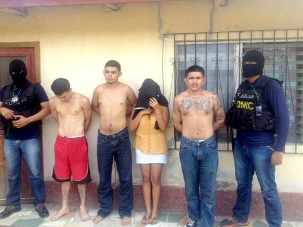 Presuntos pandilleros detenidos en la colonia Ciudad Planeta de San Pedro Sula.