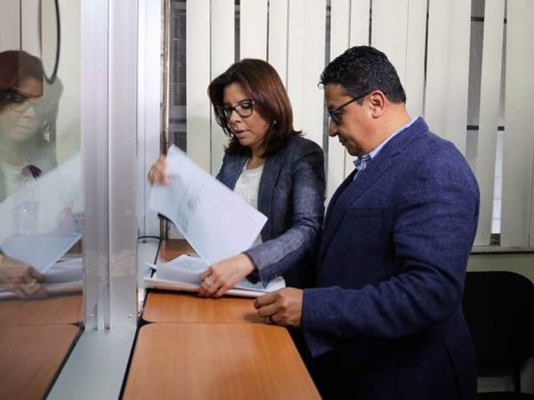 Representantes de ASJ el día que interpusieron el recurso de inconstitucionalidad contra reforma a la Ley del Presupuesto en Honduras.