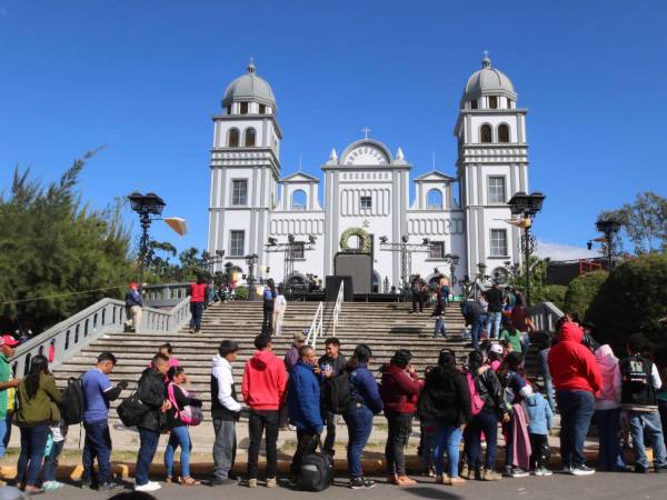 Miles de hondureños se llegan hasta la Basílica de Suyapa para rendirle honor a la patrona de Honduras.