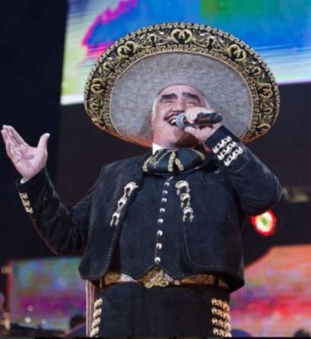 Bordados con hilos de oro y la tela más fina, así eran los trajes de Vicente Fernández