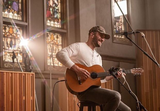 ¿Quién es Sam Hunt y por qué su esposa lo acusa de adúltero?