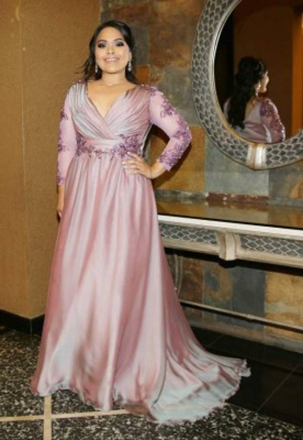 Encajes y pedrería iluminaron las prom