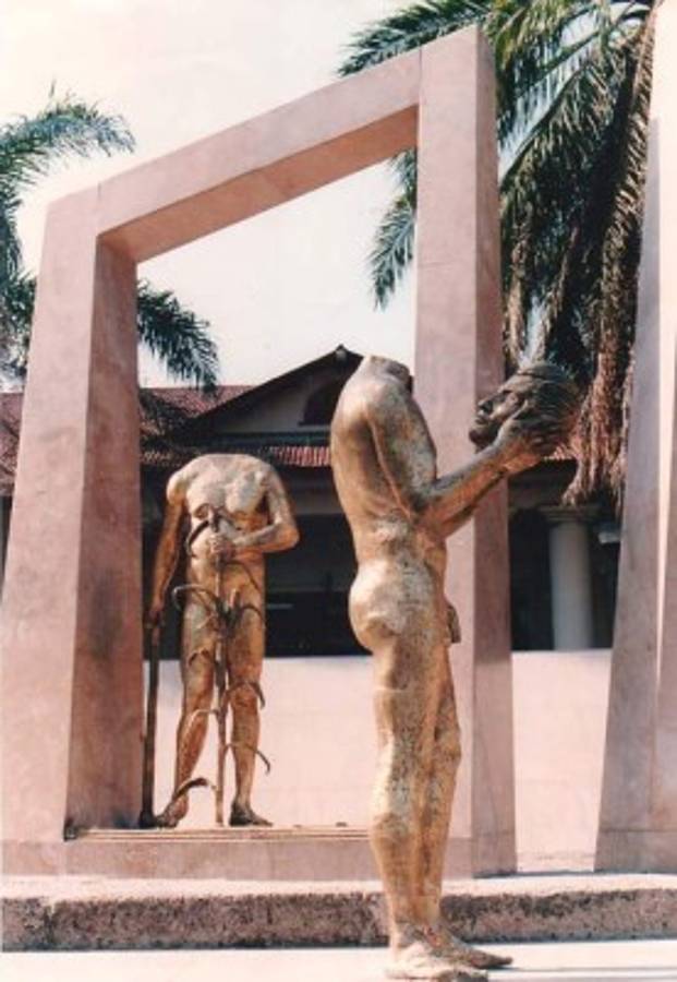 Antes de tomar la “sabia” decisión de demoler el monumento, el alcalde exigió que se le pusiera pantalón a Valle. Foto: Daniela Lozano.