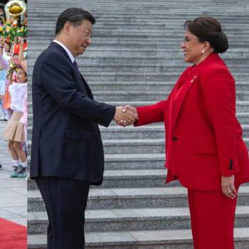 El presidente de China, Xi Jinping, ofreció una gran ceremonia de bienvenida en honor de la mandataria de Honduras, Xiomara Castro. La reunión entre ambas delegaciones se llevó a cabo en el Gran Palacio del Pueblo. Aquí las imágenes del cálido recibimiento