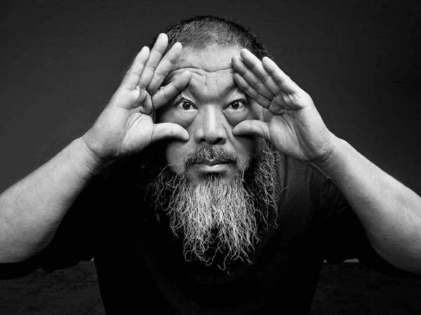 El artista y disidente chino Ai Weiwei llevó su arte comunista a un templo capitalista en París.