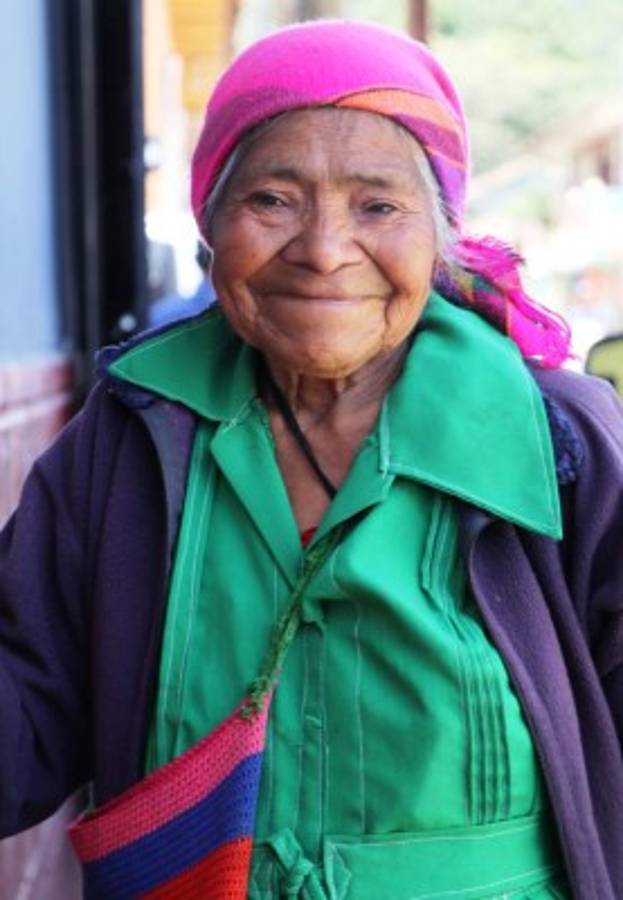 Las marcadas líneas en sus caras, logran representar las antañonas calles que tienen que recorrer a pie para llegar hasta donde están sus cultivos.