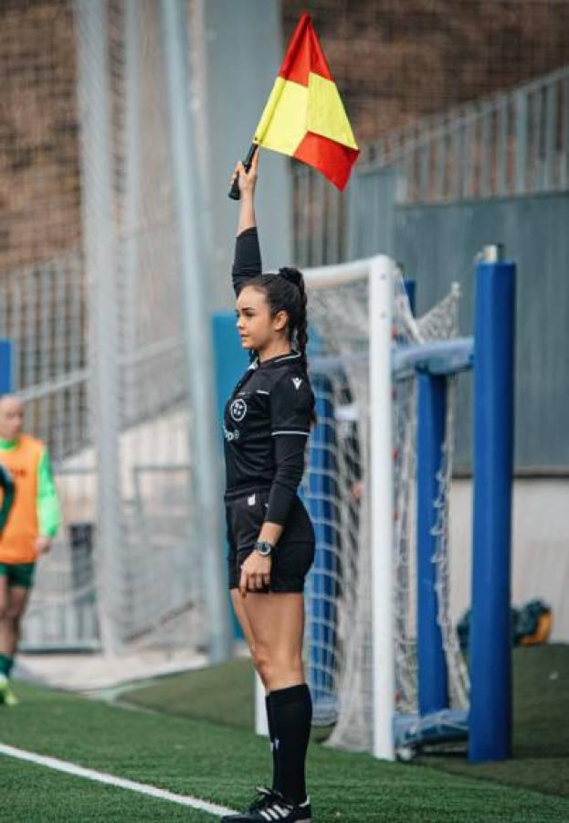 Carla García Alarcón, la bella árbitra que es tendencia; me han coqueteado en pleno partido