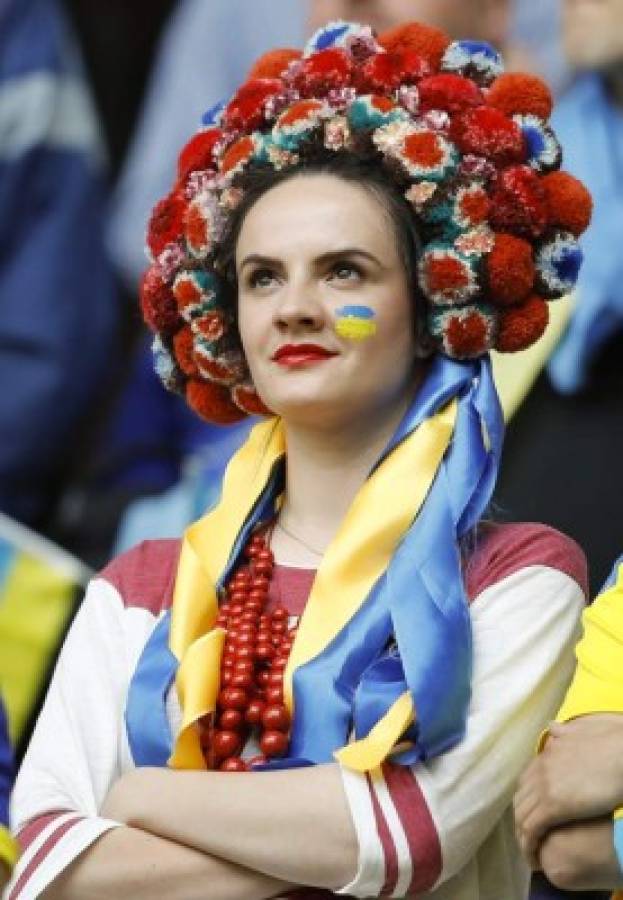Sensualidad y belleza cautivan en la Eurocopa