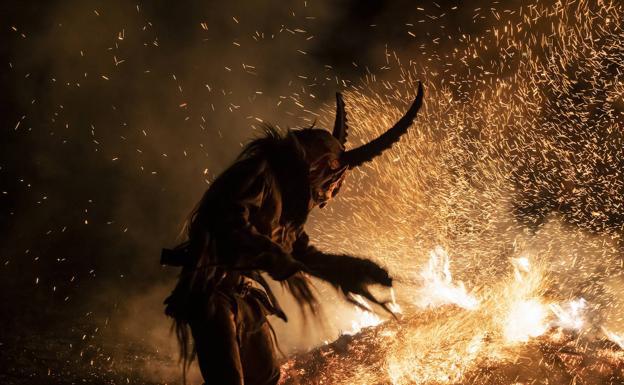 Iglesia de Satán provoca controversia por su estatus legal, 11 mandamientos y nueve preceptos