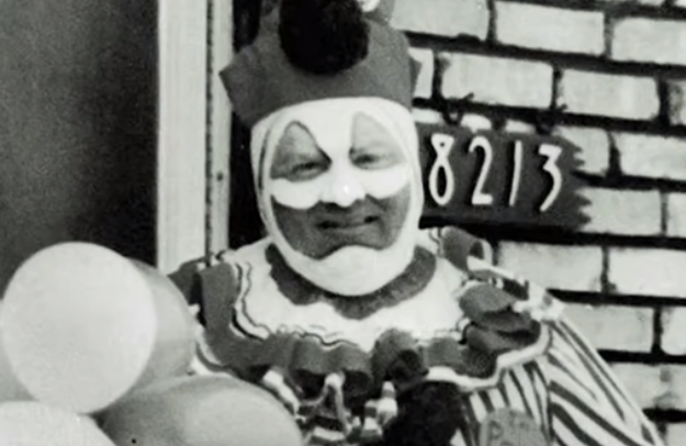 “Pogo”, el payaso asesino que mató a más de 33 adolescentes y los enterró en su casa