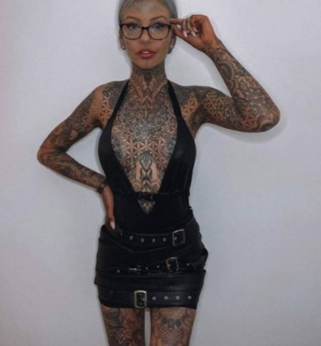 FOTOS: La influencer que quedó ciega temporalmente por tatuarse los ojos