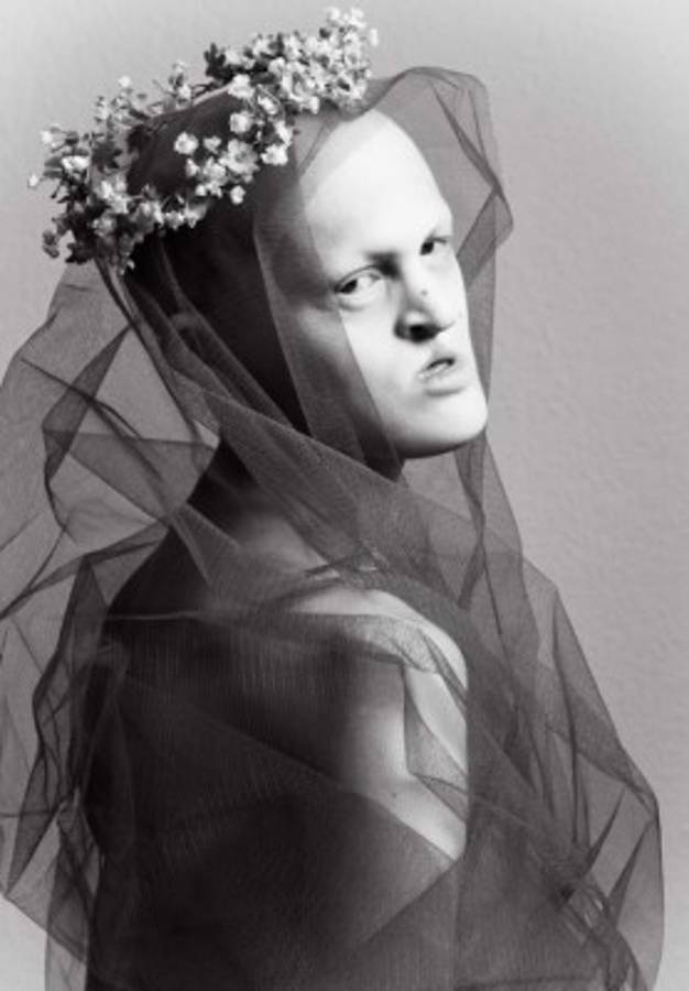 Modelo con inusual apariencia rompe estereotipos de belleza