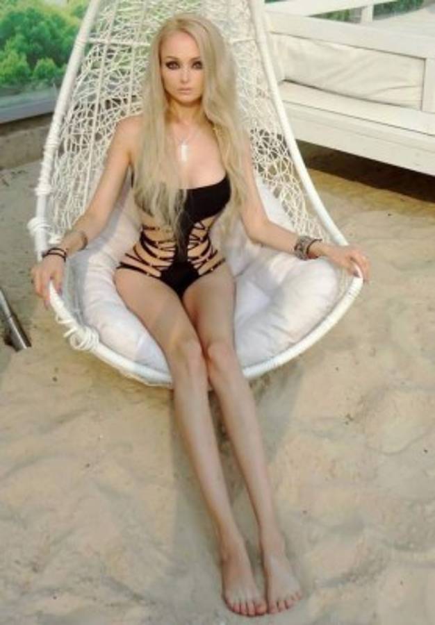 'Barbie humana' asusta a seguidores filmándose de forma extraña