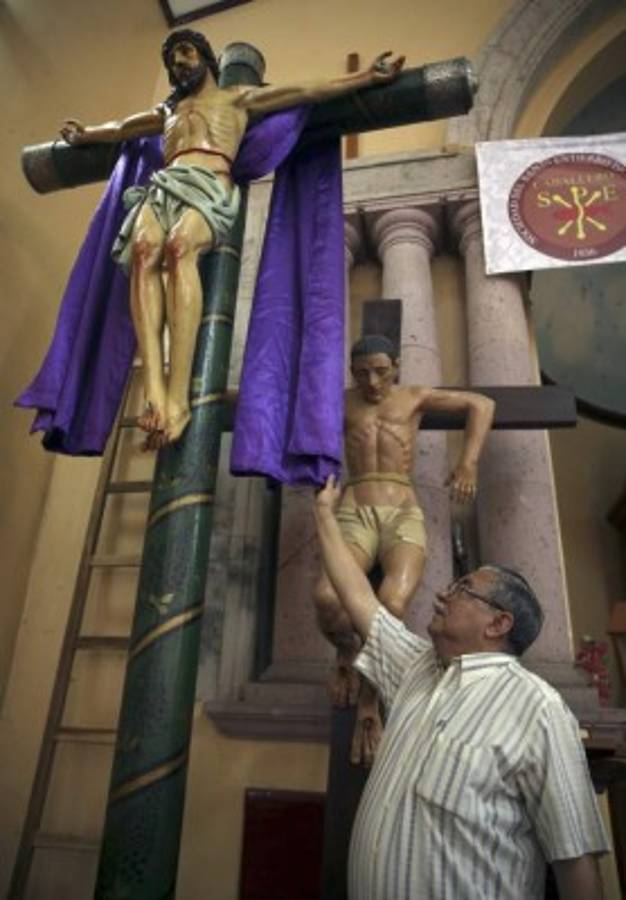 VIDEO: Hondureños acuden con fe al Vía Crucis este Viernes Santo