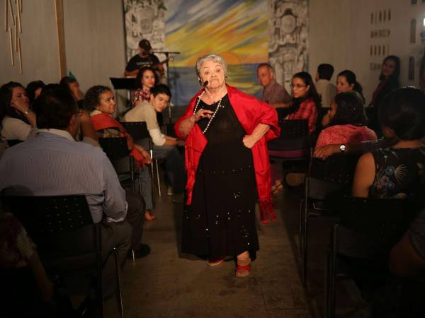 Originaria de la ciudad de La Ceiba, Atlántida, Lucy Ondina nació el 6 de agosto de 1925. Dedicó su vida a las artes escénicas.