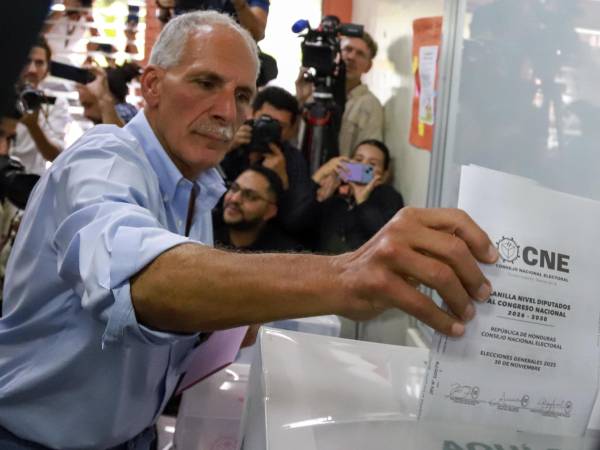 El candidato a la Presidencia de Honduras por el Partido Nacional, Nasry Asfura, deposita su voto en una urna el domingo, 30 de noviembre en Tegucigalpa