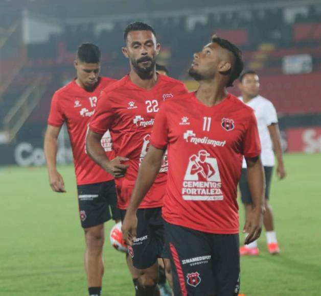 Entre sonrisas, bromas y un pasillo especial a Bryan Ruiz, así entrenó el Alajuelense