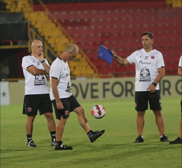 Entre sonrisas, bromas y un pasillo especial a Bryan Ruiz, así entrenó el Alajuelense