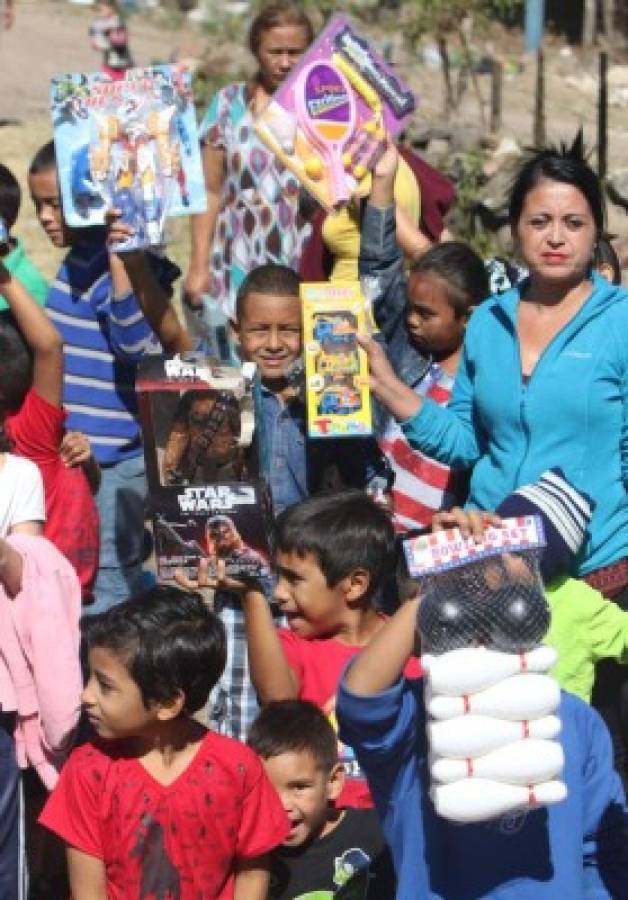 'Regale un juguete en Navidad” causa mágicas sonrisas en los niños