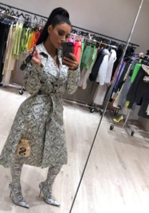 Este el atuendo que Kim Kardashian lució a todos sus seguidores en Twitter.