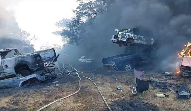 Unos 33 vehículos que habían sido decomisados quedaron destruidos en el sector de Coxen Hole, Roatán, cuando un incendio se desató frente al desvío de Cañaveral en un predio de la posta policial.