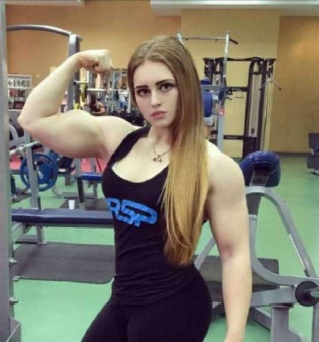 Joven rusa sorprende a miles de persona con su musculoso cuerpo
