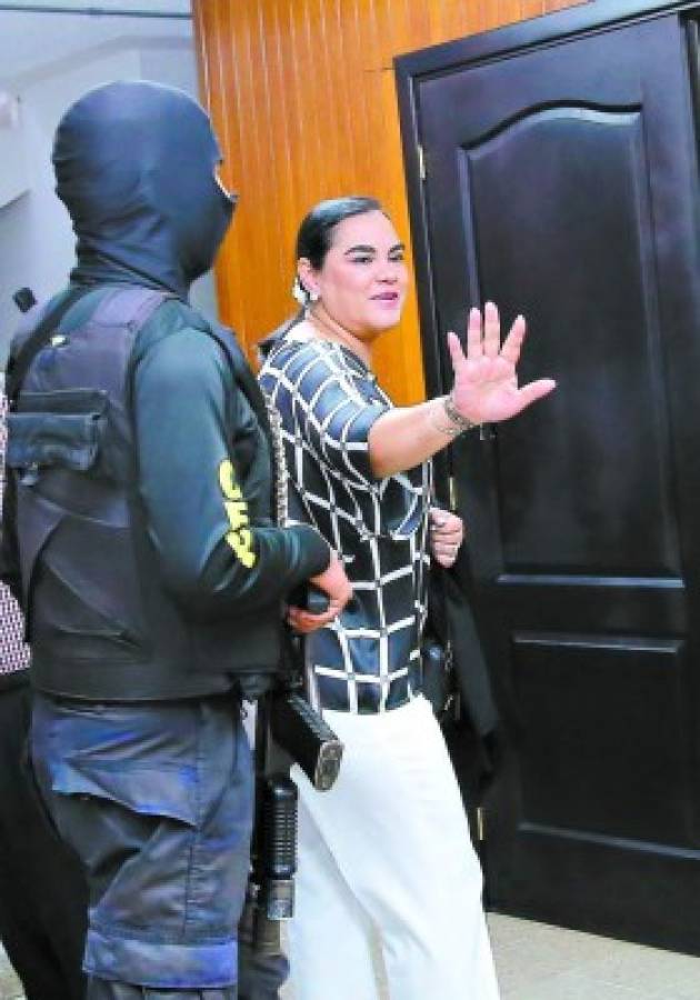 Defensa de Rosa Elena de Lobo expone 22 medios de prueba