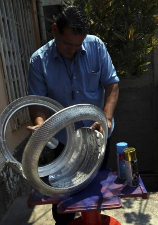 Curiosas obras de arte a base de llantas gastadas
